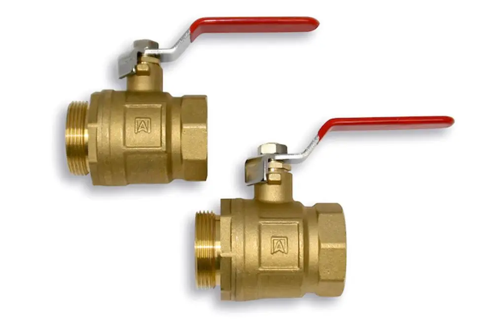 Kugelhahnset aus Messing von Roth mit zwei Ventilen und roten Hebeln zur Steuerung des Durchflusses. Ideal für verwandte Rohrsysteme und Anwendungen.